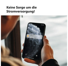 Hand hält ein Smartphone mit einer Benachrichtigung über niedrigen Akkustand der Imou Life App.