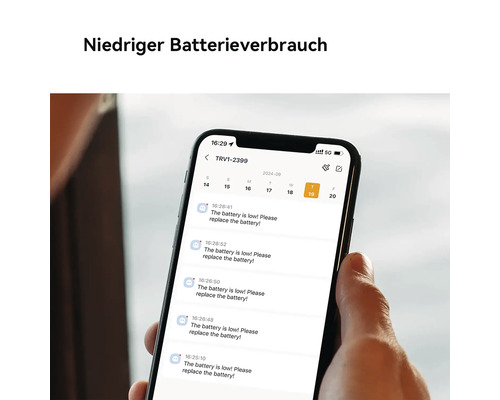 Hand hält ein Smartphone mit App-Anzeige von Benachrichtigungen über einen niedrigen Batteriestand für ein Smart Home Gerät.