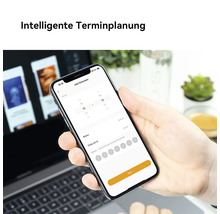 Eine Hand hält ein Smartphone mit einer App zur intelligenten Terminplanung von Heizzeiten und Temperaturen.
