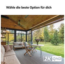Geräumige moderne überdachte Terrasse mit Glaswänden, Holzdecke, grauem Sofa, Klappstühlen und Tisch mit Blick auf einen hellen grünen Garten.