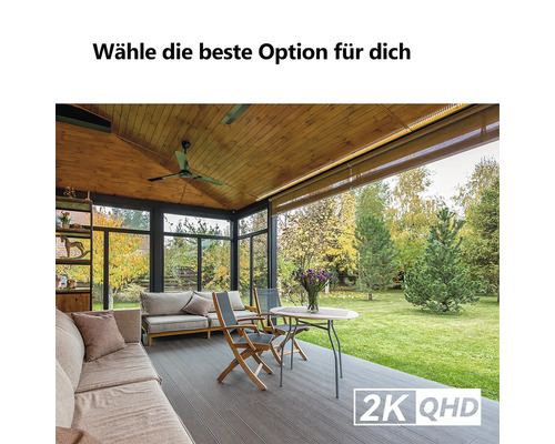 Geräumige moderne überdachte Terrasse mit Glaswänden, Holzdecke, grauem Sofa, Klappstühlen und Tisch mit Blick auf einen hellen grünen Garten.