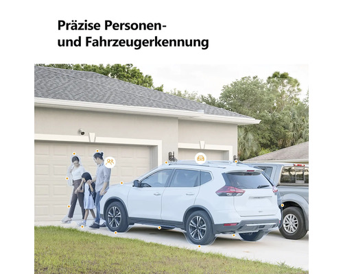 Überwachungskamera an einer Hauswand mit präziser Personen- und Fahrzeugerkennung einer Familie und eines Autos vor einer Garage.