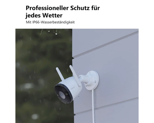 Überwachungskamera für den Außenbereich mit zwei Antennen, montiert an einer Wand, wasserfest nach Schutzart IP66.