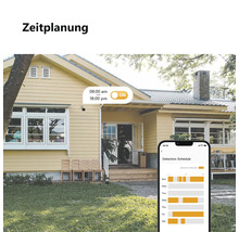 Überwachungskamera an einer Hauswand mit aktivierter Zeitplan-Funktion über eine Smartphone-App.