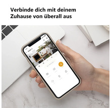 Hand hält ein Smartphone mit Überwachungskamera-App, die einen Live-Stream des Außenbereichs zeigt.