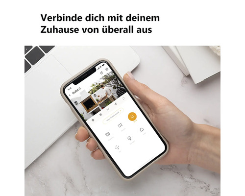 Hand hält ein Smartphone mit Überwachungskamera-App, die einen Live-Stream des Außenbereichs zeigt.