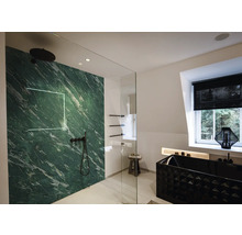 Modernes Badezimmer mit Wandpanel in grüner Marmoroptik, schwarzen Duscharmaturen, einer Glaswand und einer strukturierten schwarzen Badewanne.