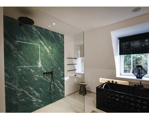 Modernes Badezimmer mit Wandpanel in grüner Marmoroptik, schwarzen Duscharmaturen, einer Glaswand und einer strukturierten schwarzen Badewanne.