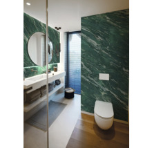 Modernes Badezimmer mit grüner Marmoroptik-Wand, weißem Waschbecken, rundem Spiegel und wandhängendem WC.