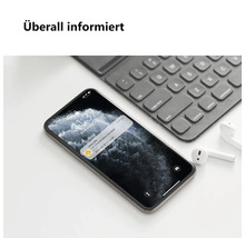 Überall informiert. Smartphone zeigt eine Gasalarm-Benachrichtigung der Imou Life App auf einem Schreibtisch neben einer Tastatur.