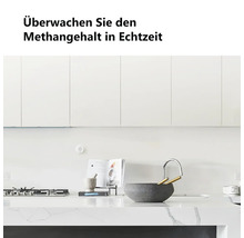Helle, moderne Küche mit weißen Schränken und Marmorarbeitsplatte. An der Wand ist ein runder Methansensor zur Echtzeit-Überwachung montiert.