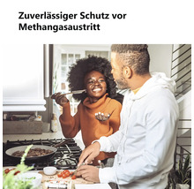 Ein Paar kocht gemeinsam in einer hellen Küche an einem Gasherd. Text: Zuverlässiger Schutz vor Methangasaustritt.