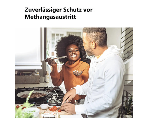 Ein Paar kocht gemeinsam in einer hellen Küche an einem Gasherd. Text: Zuverlässiger Schutz vor Methangasaustritt.