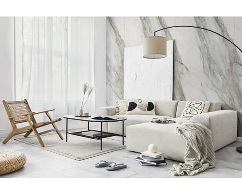Modernes Wohnzimmer mit heller Eckcouch, schwarzem Metalltisch und Sessel. Die Wand ist mit einer Fototapete in Marmor-Optik gestaltet.