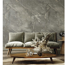 Modernes Wohnzimmer mit Tapete in Marmoroptik, Holzsofa und Couchtisch auf Parkettboden.