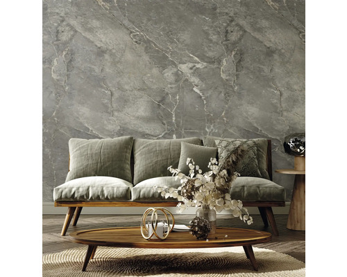 Modernes Wohnzimmer mit Tapete in Marmoroptik, Holzsofa und Couchtisch auf Parkettboden.
