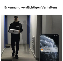 Person mit Lieferkartons im Flur und Smartphone mit Benachrichtigung über die Erkennung von Herumlungern durch eine Türklingelkamera.