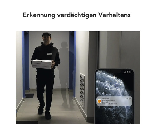 Person mit Lieferkartons im Flur und Smartphone mit Benachrichtigung über die Erkennung von Herumlungern durch eine Türklingelkamera.