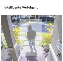 Überwachungskamera-Ansicht mit intelligenter Verfolgung einer Person mit Paket durch einen digitalen Rahmen.