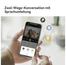 Person hält Smartphone mit App für Videotürklingel, die Zwei-Wege-Kommunikation und Sprachumleitung mit Symbolen für Stimmeneffekte zeigt.