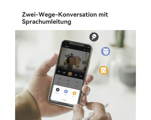 Person hält Smartphone mit App für Videotürklingel, die Zwei-Wege-Kommunikation und Sprachumleitung mit Symbolen für Stimmeneffekte zeigt.