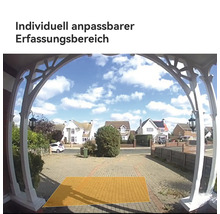 Ansicht einer Sicherheitskamera mit einem individuell anpassbaren Erfassungsbereich auf einer Einfahrt vor Wohnhäusern.
