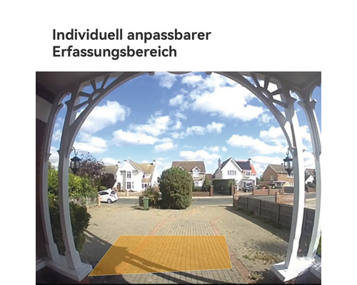 Ansicht einer Sicherheitskamera mit einem individuell anpassbaren Erfassungsbereich auf einer Einfahrt vor Wohnhäusern.