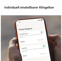 Smartphone in den Händen zeigt App-Einstellungen für einen individuell wählbaren Klingelton einer Türklingel.