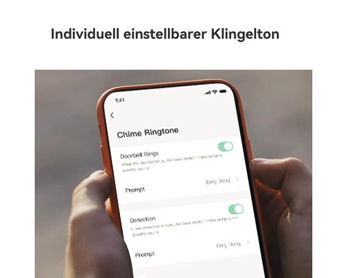 Smartphone in den Händen zeigt App-Einstellungen für einen individuell wählbaren Klingelton einer Türklingel.