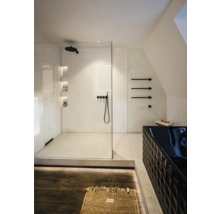 Modernes helles Badezimmer mit begehbarer Glasdusche, schwarzen Armaturen und einer strukturierten schwarzen Badewanne. Minimalistisches Design.