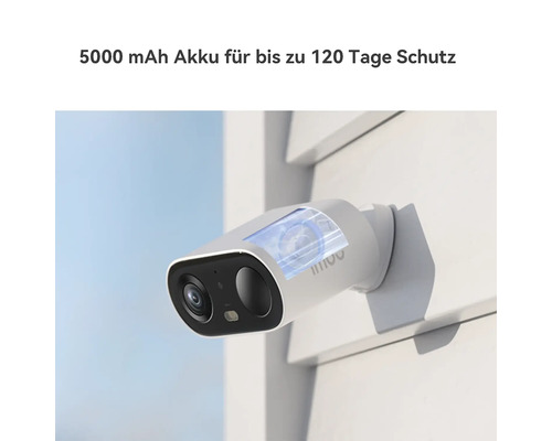 Imou Überwachungskamera mit 5000 Milliamperestunden Akku für bis zu 120 Tage Schutz an einer Wand montiert.