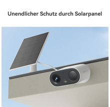 Imou Überwachungskamera mit Solarpanel an einer Dachkante montiert für eine kontinuierliche Stromversorgung.