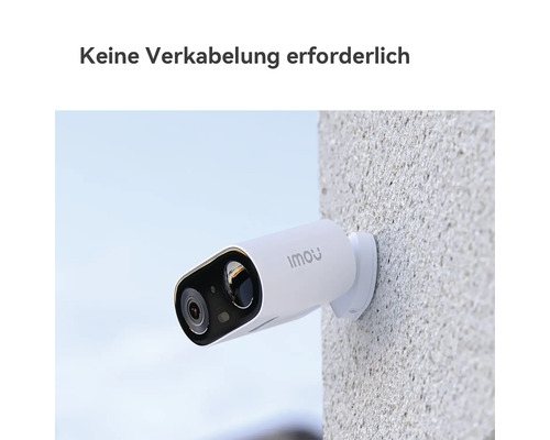 Kabellose IMOU Sicherheitskamera an einer Außenwand montiert, keine Verkabelung erforderlich.