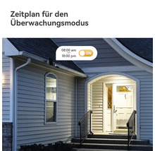 Hausfassade bei Nacht mit Überwachungskamera und Zeitplan für den Überwachungsmodus von 8:00 bis 18:00 Uhr.