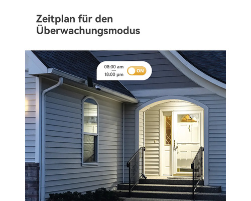 Hausfassade bei Nacht mit Überwachungskamera und Zeitplan für den Überwachungsmodus von 8:00 bis 18:00 Uhr.
