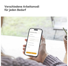 Person hält Smartphone mit App zur Auswahl verschiedener Arbeitsmodi wie Standard oder Hochleistung.