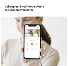 Smartphone mit Sicherheitskamera-App-Oberfläche für Gegensprechfunktion mit Stimmenverzerrer.