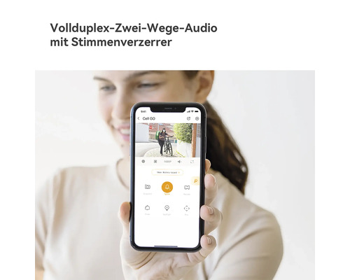 Smartphone mit Sicherheitskamera-App-Oberfläche für Gegensprechfunktion mit Stimmenverzerrer.