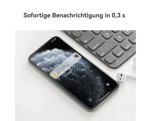 Smartphone neben einer Tastatur zeigt eine Imou Life Benachrichtigung über eine erkannte Person innerhalb von 0,3 Sekunden an.