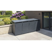 Moderne Mülltonnenbox für vier Tonnen aus Metall in Anthrazit mit Lamellentüren auf einer gepflasterten Terrasse neben einem Garten.