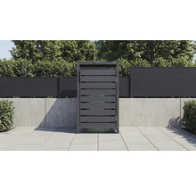 Mülltonnenbox aus Metall in Anthrazit mit horizontalen Lamellen auf einer gefliesten Terrasse vor einem Sichtschutzzaun.