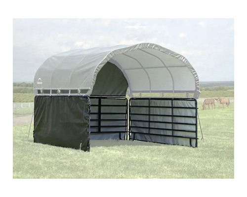 Mobiler Weideunterstand mit grauem Bogendach und schwarzen Metallgittern auf einer Wiese.
