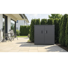 Anthrazitfarbener Metall-Geräteschrank mit Doppeltüren auf einer Terrasse neben einer Hecke und Gartenstühlen.