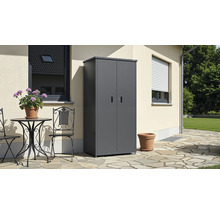 Anthrazitgrauer Metall-Geräteschrank mit zwei Türen und Flachdach auf einer Steinterrasse an einer Hauswand neben Gartenmöbeln.