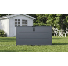 Weka Gartenbox aus Metall in Anthrazit auf einem Rasen vor einem hellen Gartenhaus.