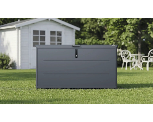 Weka Gartenbox aus Metall in Anthrazit auf einem Rasen vor einem hellen Gartenhaus.