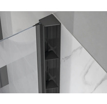 Schwarzes Wandanschlussprofil für Duschwände mit integrierten Ablagefächern und Halterung für eine Glasscheibe.