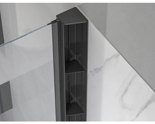 Schwarzes Wandanschlussprofil für Duschwände mit integrierten Ablagefächern und Halterung für eine Glasscheibe.