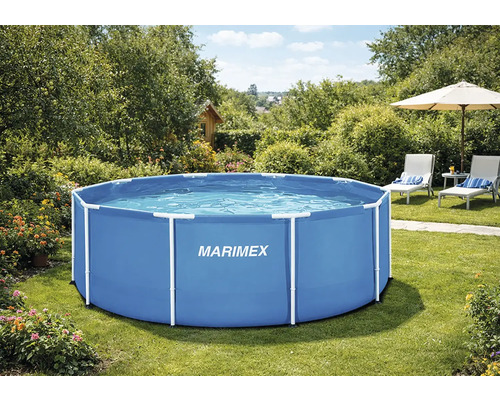 Runder Marimex Aufstellpool mit weißem Metallrahmen und blauer Folie in einem sonnigen Garten mit Rasen und Liegestühlen.