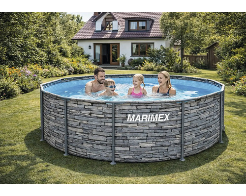 Familie in einem runden Marimex Aufstellpool mit Steinoptik in einem hellen Garten mit Haus im Hintergrund.